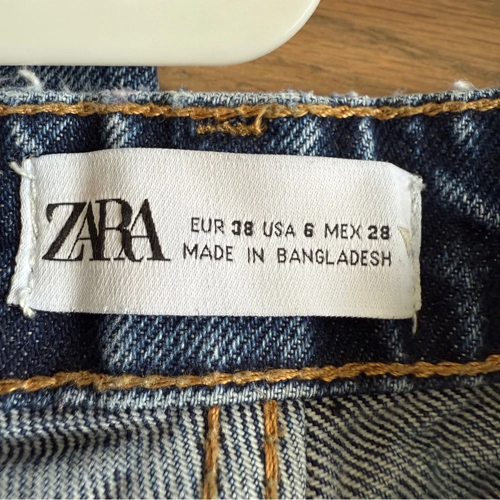 Zara High Rise Mom Fit Acid Wash Jeans - Picture 5 of 6